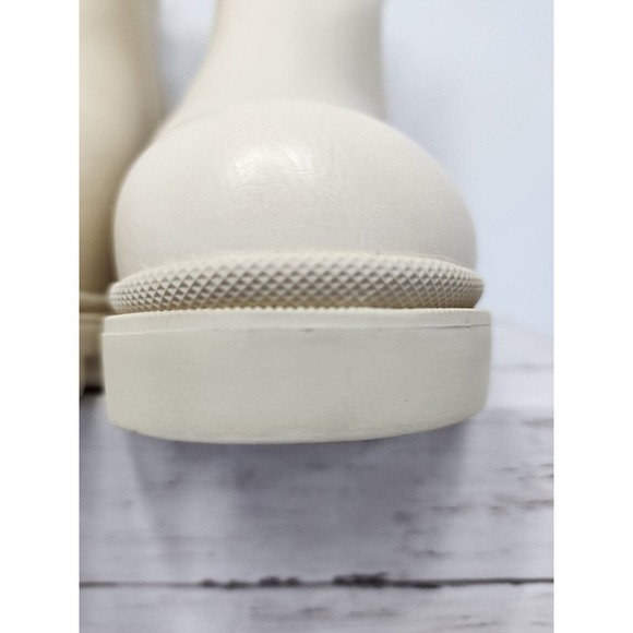 Shoedazzle Danilyn-E Cream Colored Faux Leather Lug Sole Bootie 5" Shaft, Zip Up - Picture 5 of 15